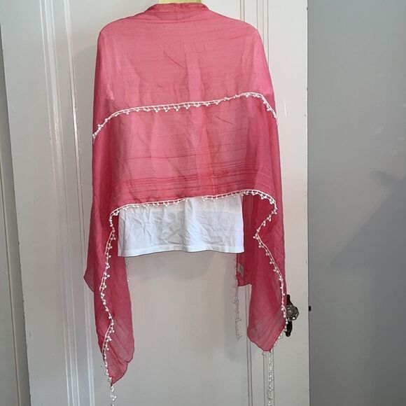 Pink shawl/wrap with white ball fringe - Picture 5 of 8